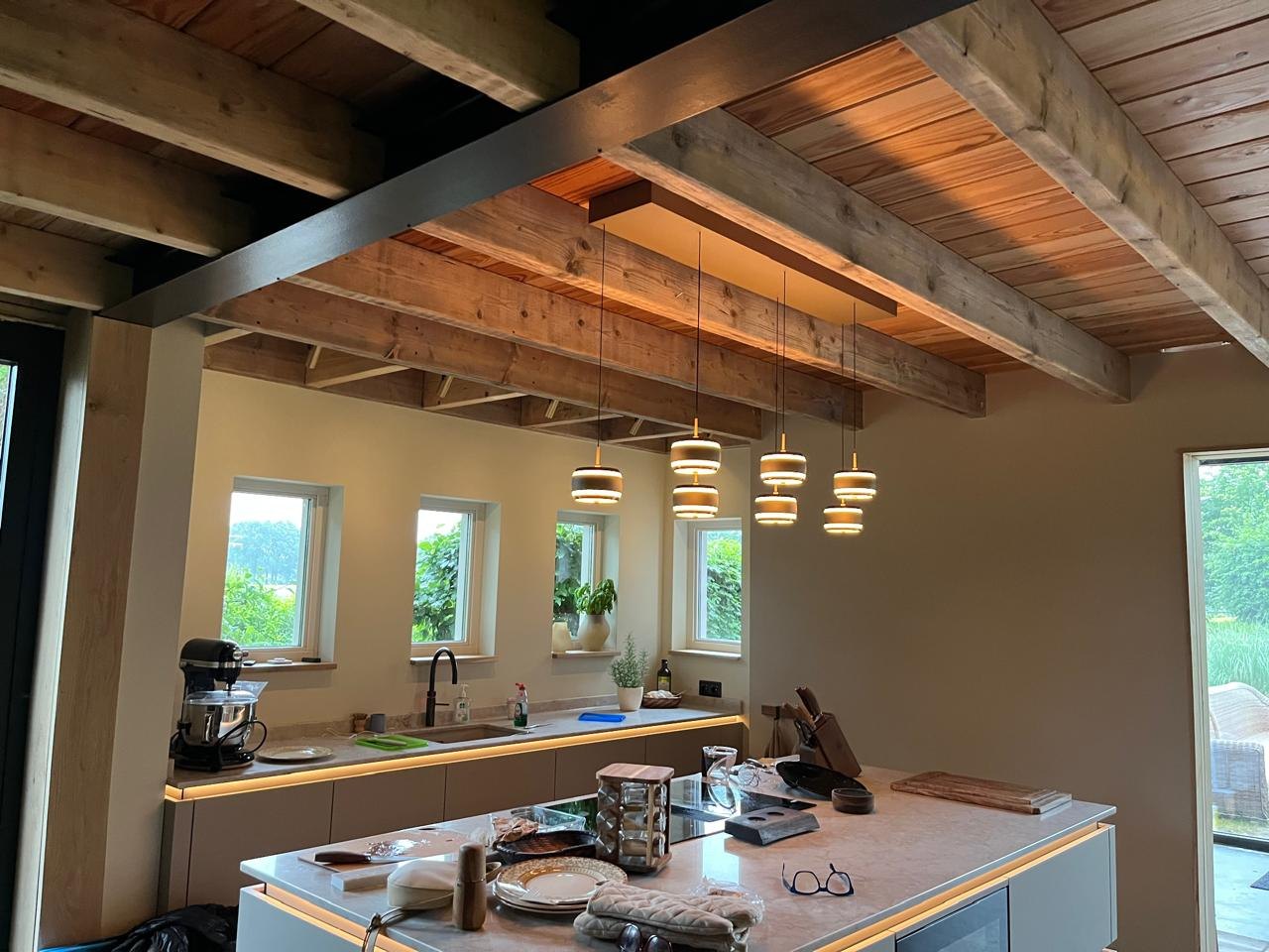 Interieur met houten balken en keukenafwerking