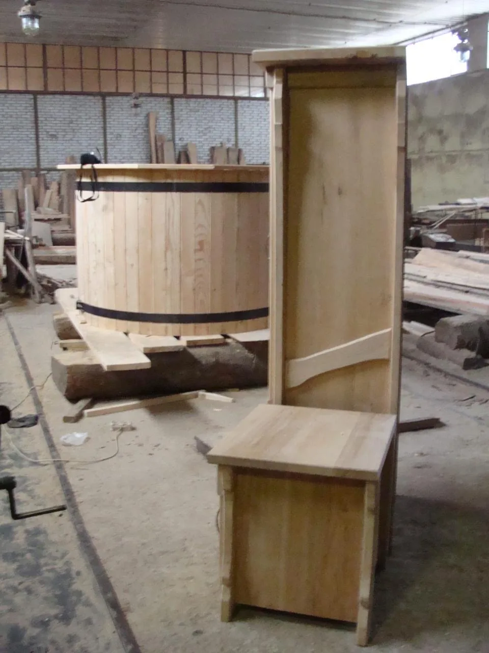 Houtwerkplaats met maatwerk in aanbouw