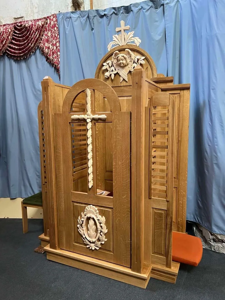 Maatwerk houten meubel met decoratief houtsnijwerk