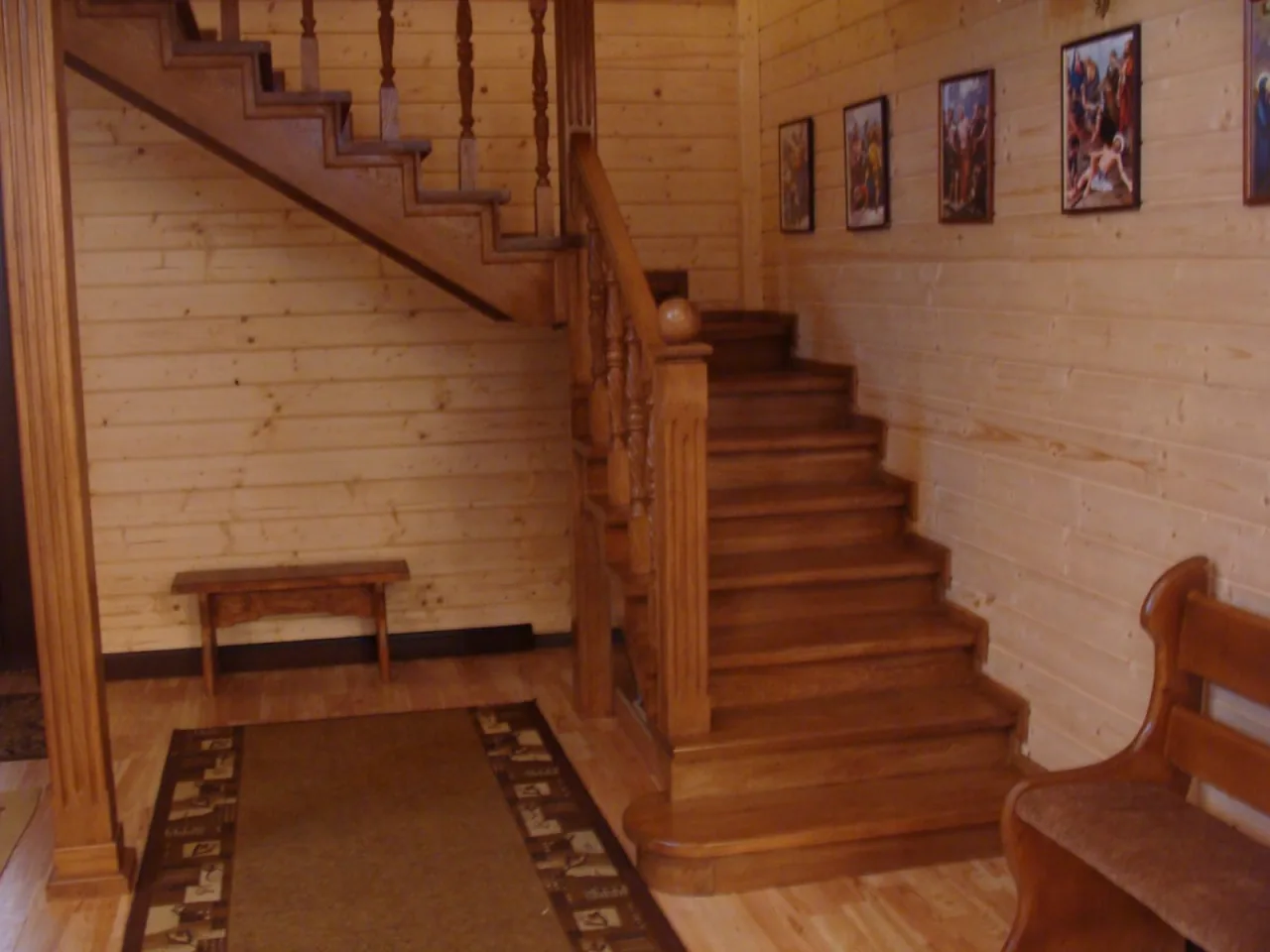 Trappenhuis met kluisjes en houten traptreden