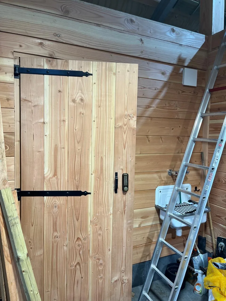 Houten deur met slim slot in bijgebouw