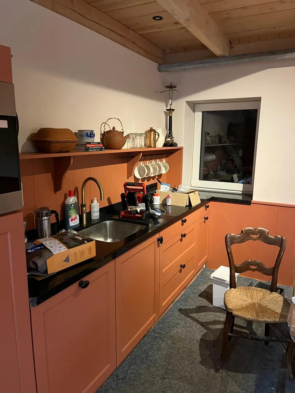 Keukenrenovatie met maatwerk kastenwand