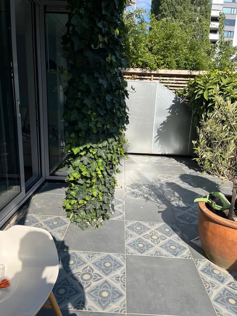 Terras met sierbestrating en beplanting