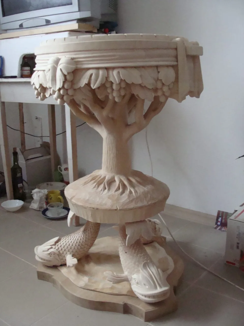 Maatwerk houten sokkeltafel met decoratief snijwerk