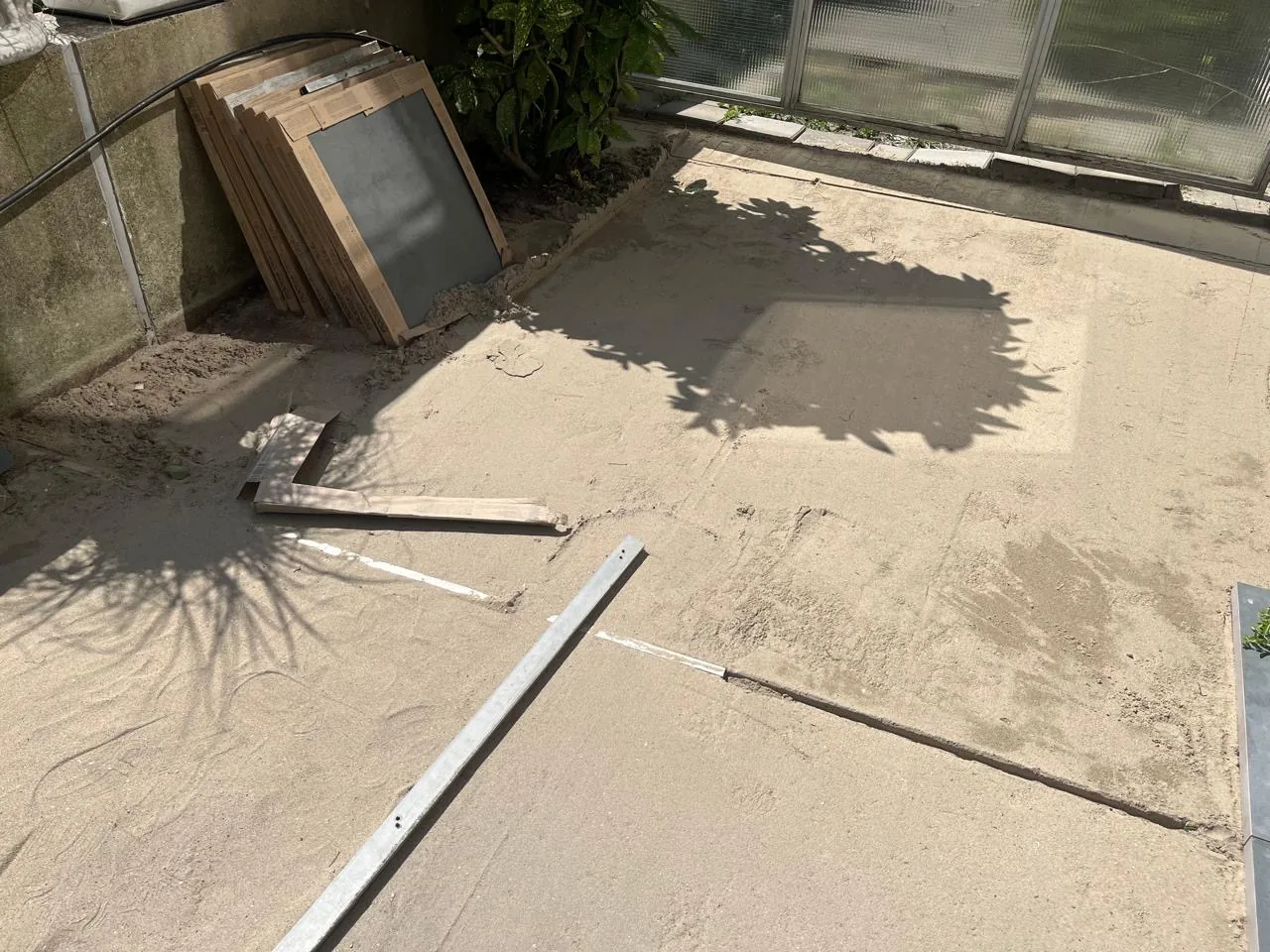 Voorbereiding van de ondergrond voor terrastegels