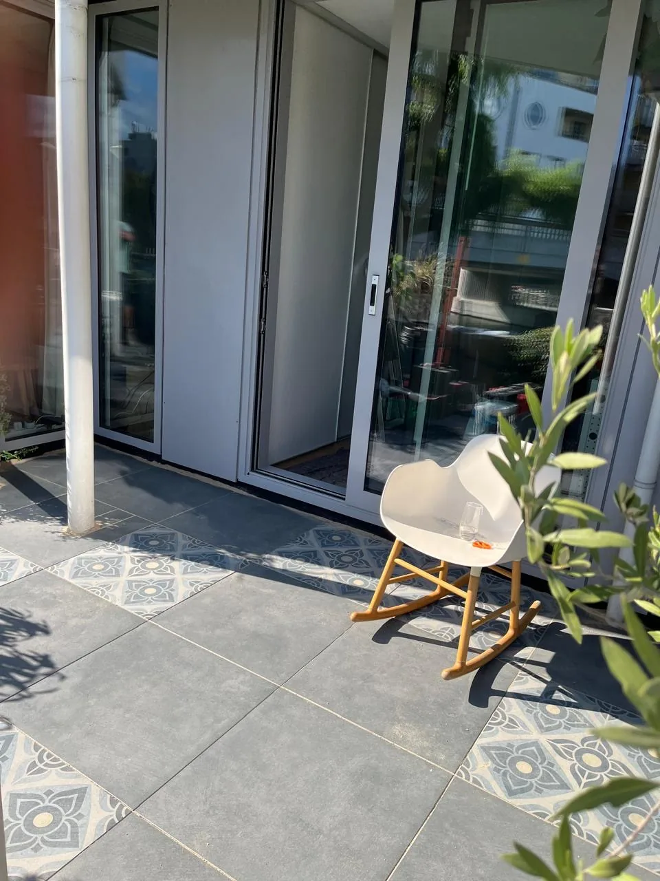 Afgewerkt terras met sierbestrating