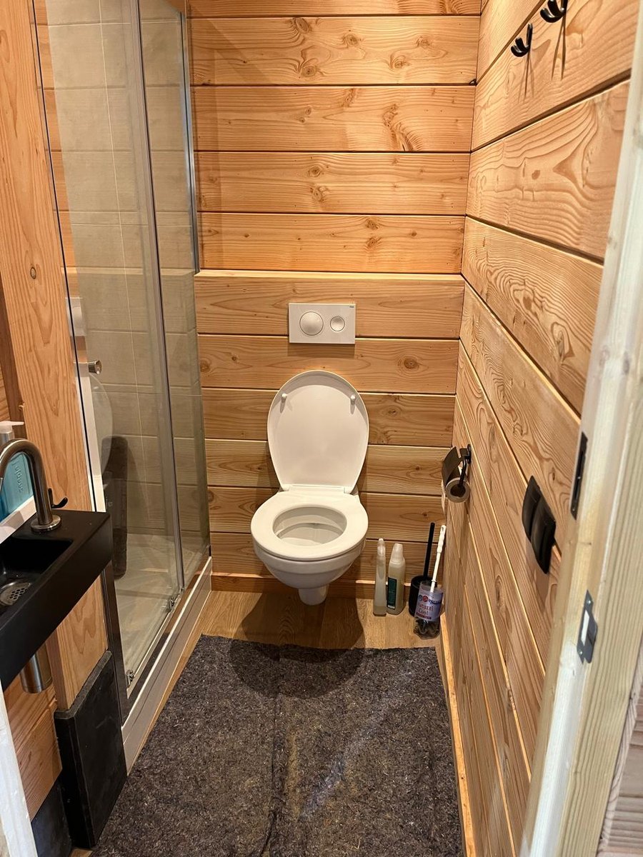 Sanitaire ruimte met houten wandbekleding