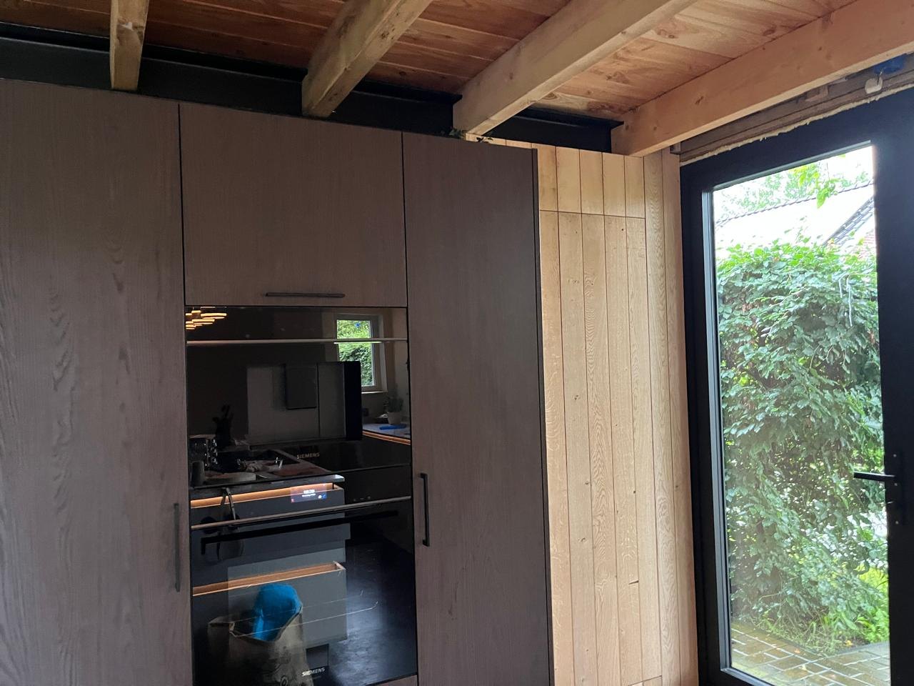 Keuken en wandafwerking met hout