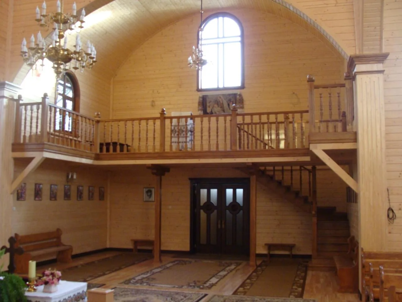 Interieur met houten balkon, trap en lambrisering
